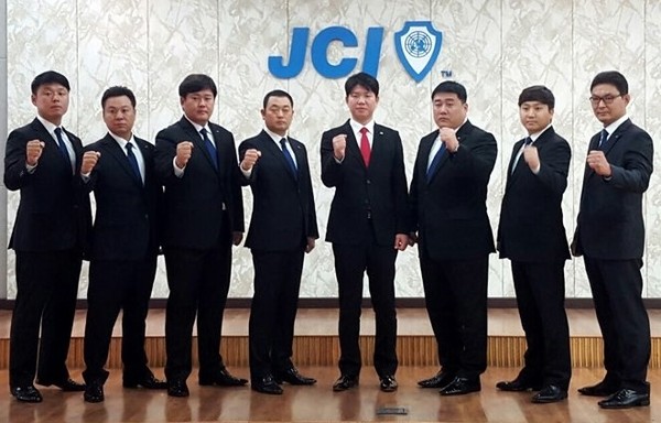 ▲ 권신원(오른쪽에서 4번째) 한국JC회장과 회장단이 16일 취임식을 앞두고 파이팅을 외치고 있다. ⓒ한국JC중앙회