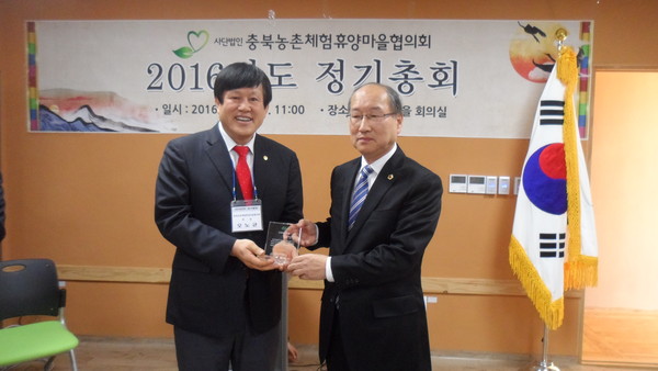 ▲ 사진 오른쪽 충북도의회 박우양 의원. ⓒ충북도의회