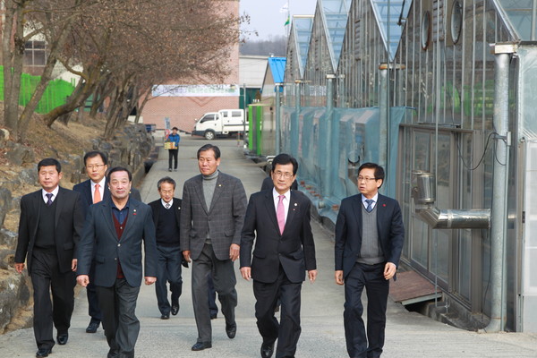 ▲ 이시종 충북도지사가 15일 옥천군 영농현장을 방문했다. ⓒ충북도