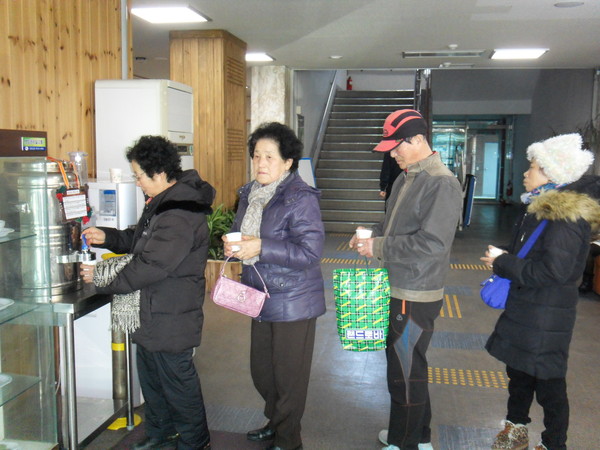 ▲ 영천시는 보건소를 방문하는 시민들에게 건강에 좋은 쌍화차를 제공하고 있다. ⓒ영천시 제공