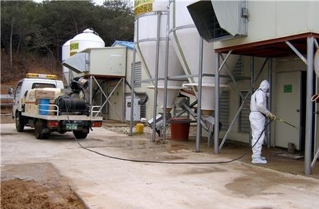 ▲ 영덕군은 최근 전북 김제와 고창에서 구제역이 발생됨에 따라 구제역 방역 대책 상황실 설치하고 오는 5월 31일까지 비상 근무조를 편성, 운영하는 등 구제역 유입을 차단에 선제적인 대응을 펼치기로 했다. ⓒ영덕군 제공