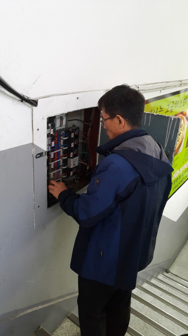 ▲ 구미시는 설명절을 맞아 지난 14일 구미소방서, 한국가스안전공사 대구경북지역본부, 한국전기안전공사 경북중부지사 등 유관기관과 합동으로 다중이용시설 현장합동안전점검을 실시했다. ⓒ구미시 제공