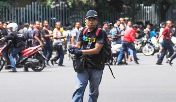 ▲ 지난 14일 오전(현지시간) 인도네시아 수도 자카르타 도심에서 일어난 테러는 자생조직 '카티바 누산타라'의 소행이라는 정황이 드러나고 있다. 사진은 인도네시아 당국이 공개한 테러범의 모습. ⓒ인도네시아 언론에 공개된 테러범 영상 캡쳐