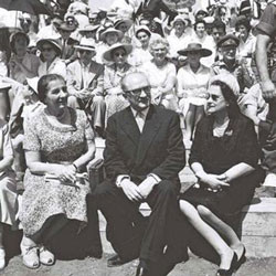 1959년 이스라엘 텔아비브에서 열린 독립기념일 퍼레이드를 참관하는 기 모레 프랑스 수상(가운데)과 골다 메이어(왼쪽). 모레는 이스라엘의 핵개발을 도왔다.