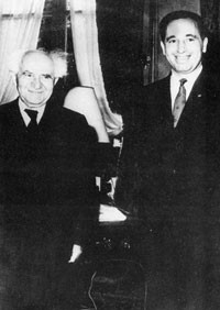 ▲ 이스라엘의 비밀 핵개발은 건국의 아버지 벤 구리온 수상(왼쪽)과 젊은 국방관료 시몬 페레스(오른쪽)의 합작품이다. 사진은 1956년 프랑스와 비밀협약을 할 때 찍은 사진이다.