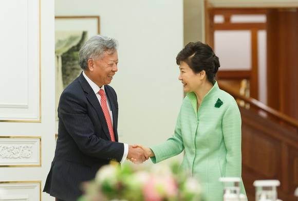 ▲ 박근혜 대통령은 지난 9월 진리췬 AIIB 총리 지명자와 만나 