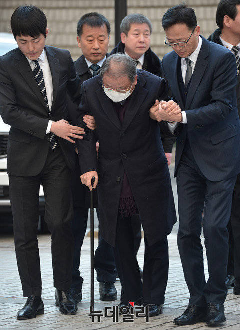 ▲ 15일 조석래 효성 회장(가운데)이 지팡이를 짚고 부축을 받으며 법원으로 들어서고 있다.ⓒ정상윤 기자