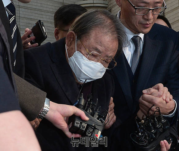 ▲ 효성그룹 조석래 회장이 15일 1심 선고 이후 법정을 나오고 있다.ⓒ정상윤 기자