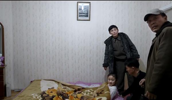 ▲ 비탈리 만스키 감독이 제작한 다큐 '태양 아래서'의 한 장면. 주인공 어린 소녀가 잠자는 것까지 당국의 지도와 통제를 받았다고 한다. ⓒ'태양 아래서' 예고편 캡쳐