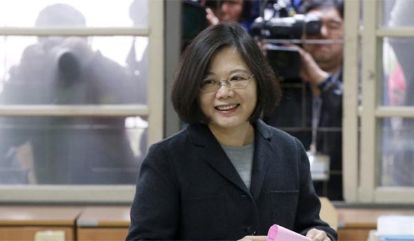 ▲ 지난 16일 투표소에 나온 차이잉원 민진당 주석. 대만의 첫 여성총통에 당선됐다. ⓒ캐나다 CBC 보도화면 캡쳐