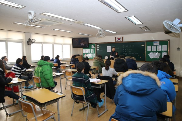 ▲ 충북경찰청은 16일 청주 용암중학교에서 정기 승진시험을 실시했다. ⓒ충북지방경찰청