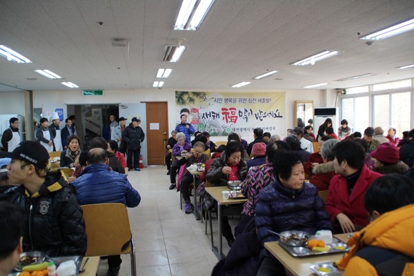 ▲ 	대전시 보건복지여성국 직원 50여명이 독거노인 200명에  자장면을 직접 만들어 제공했다. ⓒ대전시