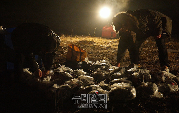 ▲ 대북 전단이 1만여장씩이 들어있는 대북전단 뭉치. ⓒ뉴데일리 정상윤 기자