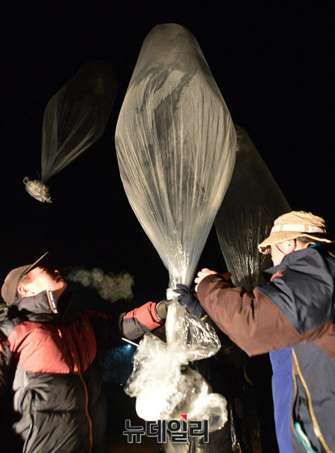▲ 대북풍선은 지상 800미터 상공에서 북한으로 날아가게 된다. ⓒ뉴데일리 정상윤 기자