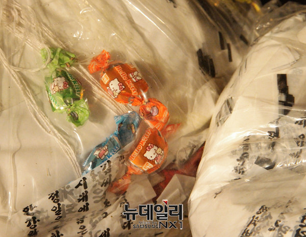 ▲ 대북 전단 뭉치에 들어있는 사탕. 북한인권운동가 강재천씨는 이를 '사탕 폭탄'이라고 표현했다. ⓒ뉴데일리 정상윤 기자