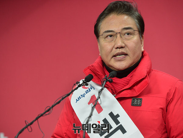 ▲ 오세훈 전 서울시장의 기자회견 직후 새누리당 당사에 모습을 드러낸 박진 전 의원은 오세훈 전 시장의 종로 출마를 '해당행위'라며 강도높게 비판했다. ⓒ뉴데일리 정상윤 기자