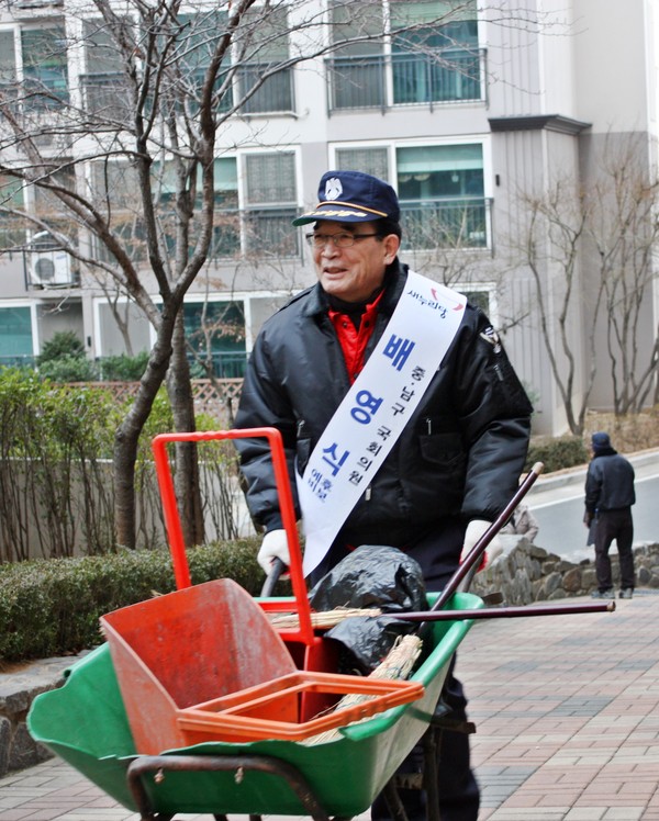 ▲ 대구 중남구 배영식 후보가 일일 아파트 경비원 체험을 했다. 사진은 청소도구를 옮기는 배영식 후보ⓒ배영식 후보 제공