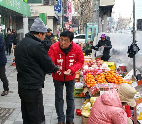 ▲ 대구 북구갑 박형수 예비후보가 지난 16일 재래시장 살리기 차원에서 산격시장을 찾아 지역주민과 인사를 나누고 있다.ⓒ박형수 후보 측 제공