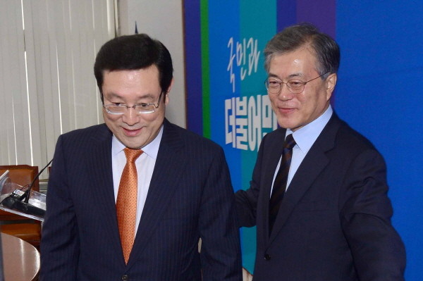 ▲ 이용섭 전 의원(사진 왼쪽)이 17일 국회에서 더불어민주당 복당 기자회견을 가진 뒤, 문재인 대표의 따뜻한 환영과 안내를 받고 있다. ⓒ뉴시스 사진DB