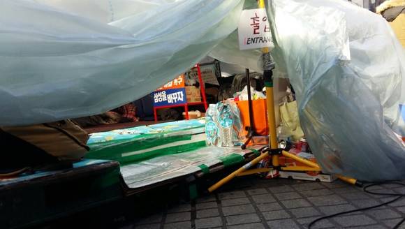 ▲ 삼성전자 서초사옥 주변 반올림의 노숙터 내부. ⓒ뉴데일리경제 최종희 기자.