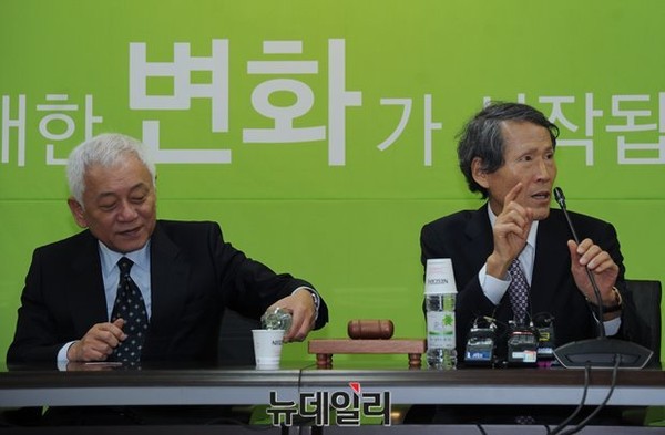 ▲ 국민의당 한상진 창당준비위원장(사진 오른쪽)이 18일 서울 마포 당사에서 확대기획조정회의 주재를 준비하고 있는 가운데, 옆자리의 김한길 창준위 상임부위원장이 물잔에 물을 따르고 있다. ⓒ뉴데일리 정재훈 기자