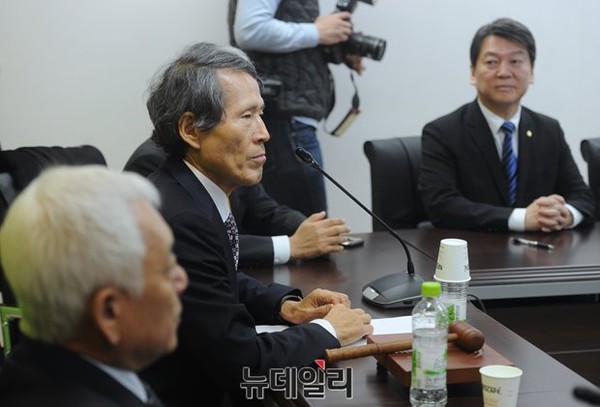 ▲ 국민의당 한상진 창당준비위원장(사진 오른쪽)이 18일 서울 마포 당사에서 확대기획조정회의를 주재하고 있는 가운데, 안철수 인재영입위원장이 이를 바라보고 있다. ⓒ뉴데일리 정재훈 기자