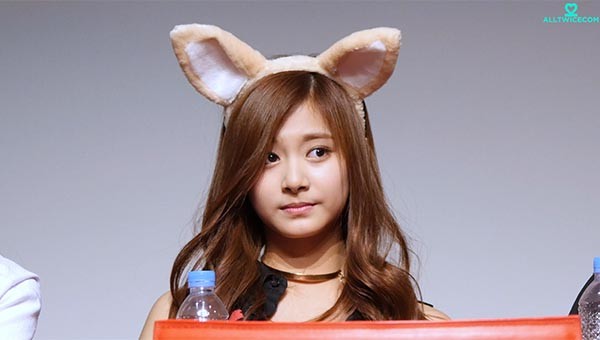 ▲ 팬사인회에 참석한 걸그룹 '트와이스'의 멤버 '쯔위'. ⓒ올 트와이스 닷컴 유튜브 채널 캡쳐