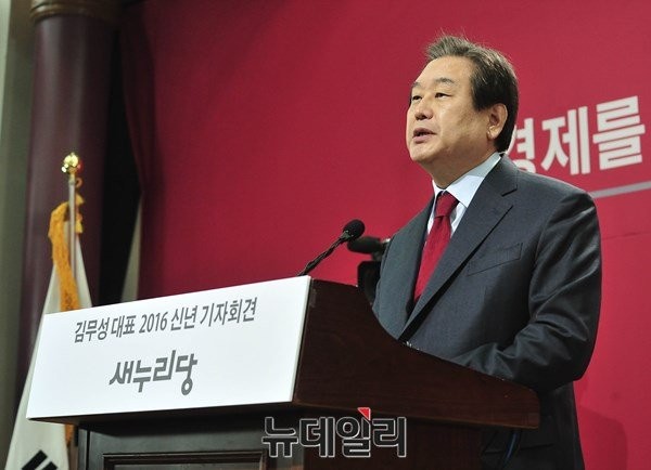 ▲ 새누리당 김무성 대표가 18일 열린 기자간담회 직후 취재진에 국회 선진화법에 대한 강도높은 비판을 쏟아냈다. 총선을 앞두고 유권자의 지지를 호소하기 위한 포석으로 해석된다. ⓒ뉴데일리 이종현 기자