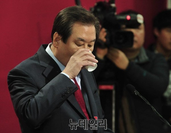 ▲ 새누리당 김무성 대표는 문재인 대표에 "야권의 분열로 정치판을 어지럽힌 책임을 먼저 물어야 한다"고 몰아붙였다. 그는 안철수 의원에 대해서는 "선거구 획정에 대해 왜 당시엔 한마디도 하지 않았는지 반문하고 싶다"고 했다. ⓒ뉴데일리 이종현 기자