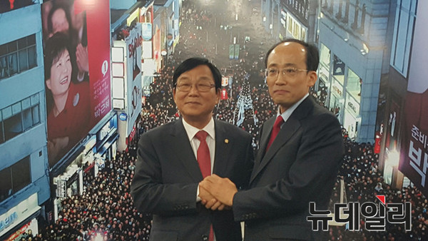 ▲ 이종진 의원(왼쪽)이 18일 새누리당 대구시당에서 기자간담회를 갖고 추경호 전 국무조정실장과 공조를 위한 악수를 나누고 있다.ⓒ뉴데일리