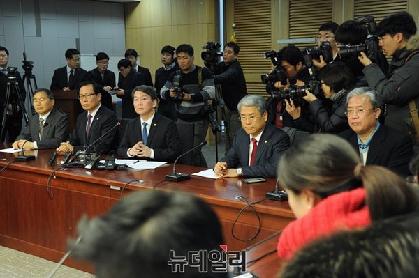 ▲ 국민의당 안철수 인재영입위원장의 의지에 따라 당내 불화설이 잦아드는 것도, 신당의 성패도 결론난다. 새정치의 시작은 무엇보다 컷오프·단수공천·전략공천 없는 깨끗하고 투명하며 공정한 경선으로부터 시작된다는 지적이다. ⓒ뉴데일리 이종현 기자