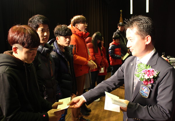 김정수 협의회장(오른쪽)이 학생들에게 교복교환권을 전달하고 있다.ⓒ월악로타리클럽