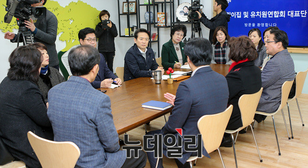 ▲ 18일 오전 도지사 집무실에서 남경필 경기도지사가 누리과정 예산 관련 경기도 어린이집 및 유치원 연합회 대표단과 간담회를 하고 있다. ⓒ경기도청 제공