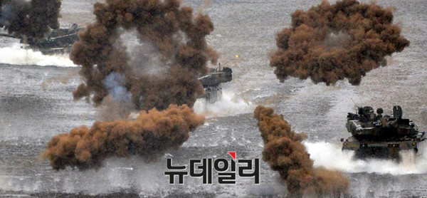 ▲ K-2 흑표전차가 연막차장하 도섭작전을 시행 중이다.ⓒ육군