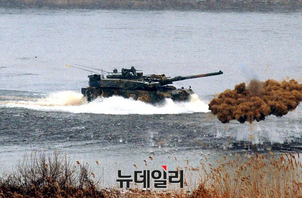 ▲ 남한강변을 도섭하는 K-2 흑표전차.ⓒ육군