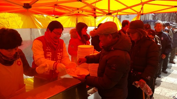 ▲ 김휘일 대구 중남구 예비후보가 18일 두류공원 네거리에서 무료급식 봉사활동을 벌이고 있다.ⓒ김휘일 후보 측 제공