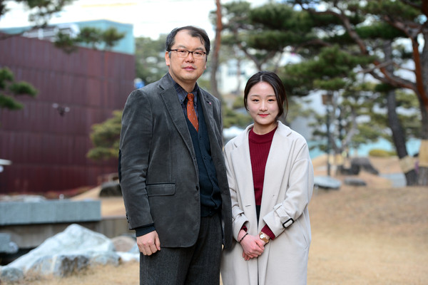 ▲ 임상병리사 전국 수석을 차지한 대구보건대학교 임상병리과 정영숙 씨(오른쪽)와 박철인 학과장ⓒ대구보건대 제공