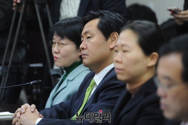 ▲ 국민의당 김관영 디지털정당위원장이 18일 서울 마포 당사에서 열린 확대기획조정회의에 참석해, 다른 의원들의 모두발언을 경청하고 있다. ⓒ뉴데일리 정재훈 기자