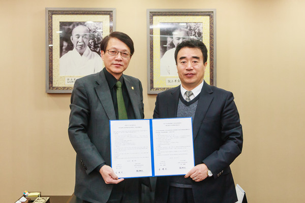 ▲ 청주대 김병기 총장(왼쪽)과 국전민 장춘이공대학 광전정보학원 총장이 19일 청주대에서 협약을 체결한 뒤 포즈를 취하고 있다. ⓒ청주대