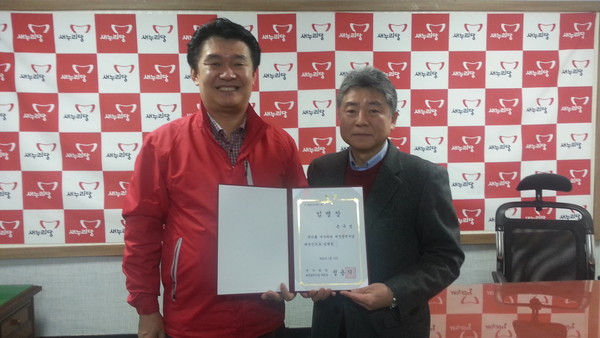 ▲ 정용기 위원장(사진외쪽)과 손규성대변인.ⓒ새누리대전시당