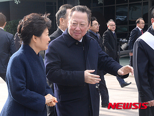 ▲ 박근혜 대통령이 18일 오후 경기도 성남시 판교역 광장에서 열린 민생구하기 입법 촉구 천만 서명운동 부스를 찾아 서명한 후 박용만 대한상의회장과 대화하고 있다. ⓒ뉴시스