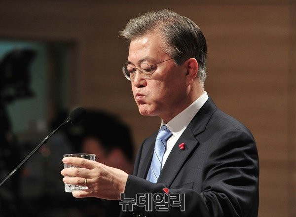 ▲ 더불어민주당 문재인 대표가 19일 의원회관에서 신년기자회견을 하던 도중, 물을 마시고 있다. ⓒ뉴데일리 이종현 기자