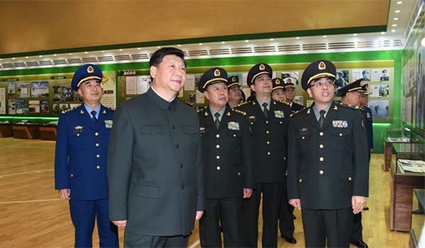 군 수뇌부의 설명을 듣고 있는 시진핑 中공산당 총서기. 그가 군 조직과 국가안전부 개편에 성공하면, 진짜 '시 황제'가 될 수도 있다. ⓒ홍콩 사우스차이나모닝포스트 보도화면 캡쳐