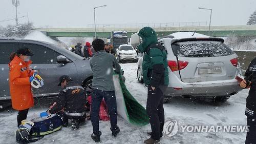 ▲ 호남고속도로 상행선 정읍휴게소 부근 연쇄 추돌사고.ⓒ연합뉴스