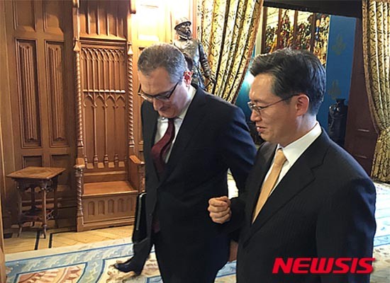 지난 19일 러시아 모스크바에서 만난 한국과 러시아 6자 회담 수석대표들. ⓒ뉴시스. 무단전재 및 재배포 금지.