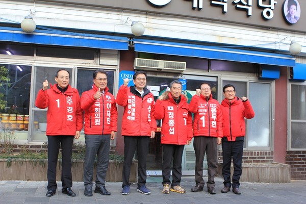 ▲ 대구에 출마하는 소위 '진박'후보 6명이 20일 대구 남구 식당에서 만나 선거연대 등 박근혜 정부 성공 등을 위해 의기투합했다. 왼쪽부터 추경호, 이재만, 곽상도, 정종섭, 윤두현, 하춘수 후보ⓒ정종섭 후보 블로그