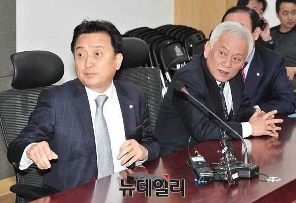▲ 국민의당 김영환 전략위원장과 김한길 창준위 상임부위원장이 20일 첫 의원총회에 앞서 대화를 나누던 도중, 입장하는 동료 의원들에게로 시선을 돌리고 있다. ⓒ뉴데일리 이종현 기자