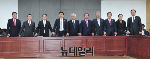 ▲ 국민의당 소속 의원들이 20일 첫 의원총회를 열고 기념촬영을 하고 있다. 사진 왼쪽부터 신학용·임내현·안철수·김영환·김한길·장병완·유성엽·김승남·권은희·문병호 의원. ⓒ뉴데일리 이종현 기자
