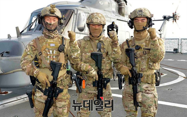 ▲ 아덴만 여명작전에 참가하고 청해부대 20진 검문검색대 대원으로 또 다시 아덴만을 수호하고 있는 UDT/SEAL 삼총사 박상준 중사, 김종욱 상사, 강준 중사 (사진 왼쪽부터).ⓒ해군