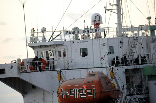 ▲ 2011년 아덴만 여명작전 당시 모습.(삼호쥬얼리호 선교 장악 중인 해군특전대원).ⓒ해군